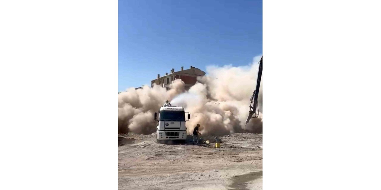 Elazığ’da ağır hasarlı bina tek dokunuş ile yıkıldı