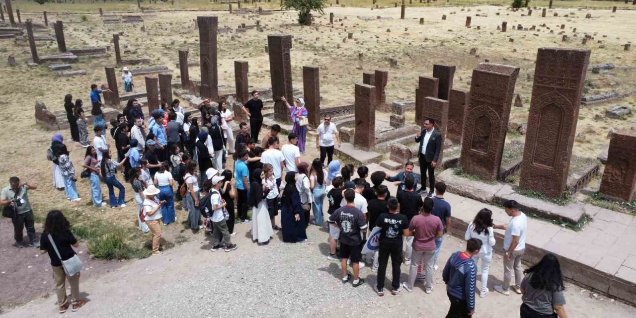 Antalyalı öğrenciler tarihi ilçe Ahlat’ı gezdi