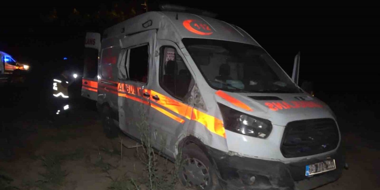 Elazığ’da ambulans şarampole uçtu: 2 yaralı