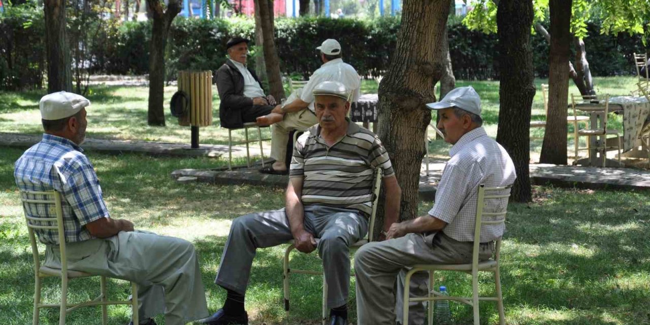 Sıcak havalarda susuzluk hissi olmasa bile her gün en az 2-2,5 litre sıvı tüketilmeli