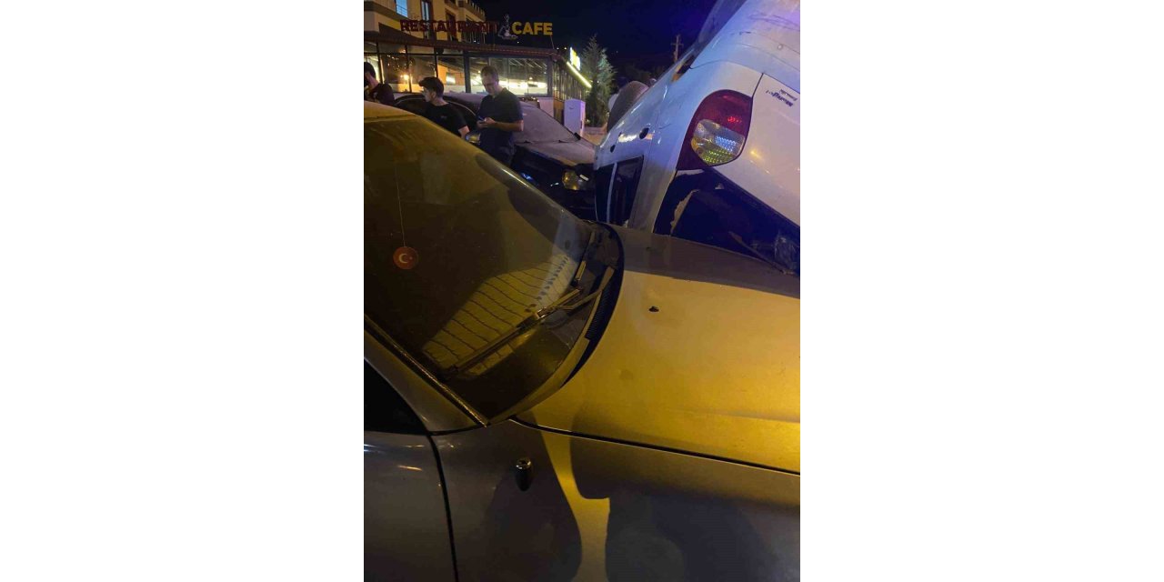 Elazığ’da takla atan otomobil, park halindeki araçlara çarptı