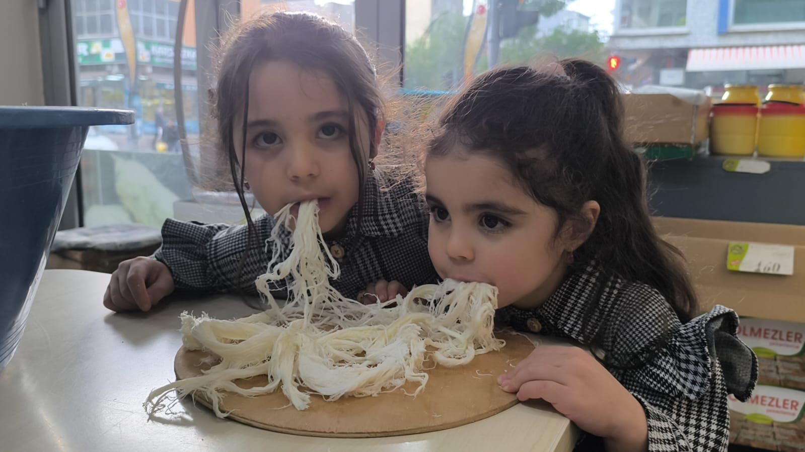 Kars'ta Küçük Kız Kardeşlerin Peynir Sevgisi!