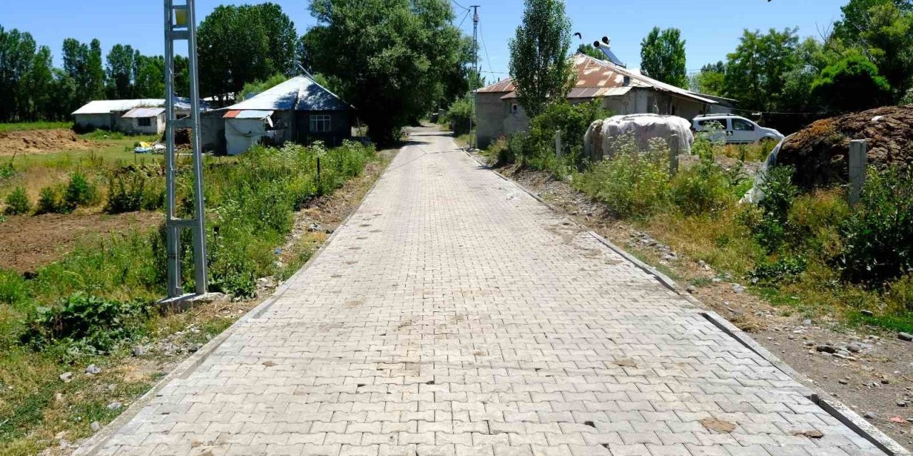 Ağrı’nın Eliaçık köyünde 7 bin metrekare kilit parke çalışması tamamlandı