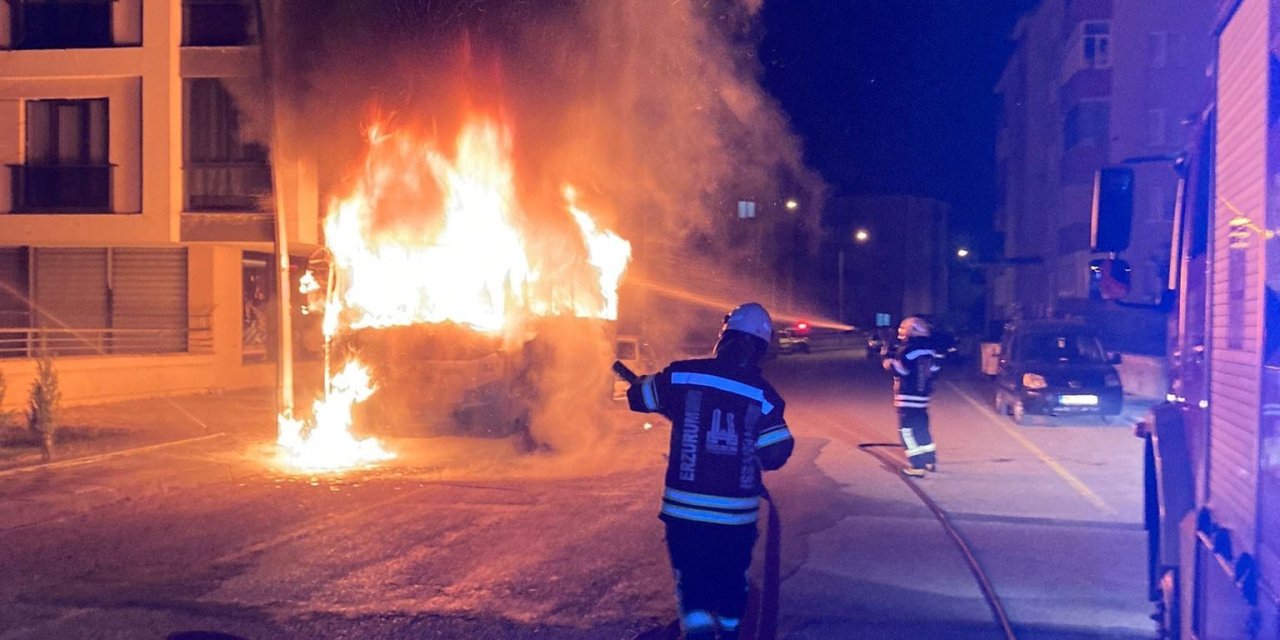 Halk otobüsü alev topuna döndü
