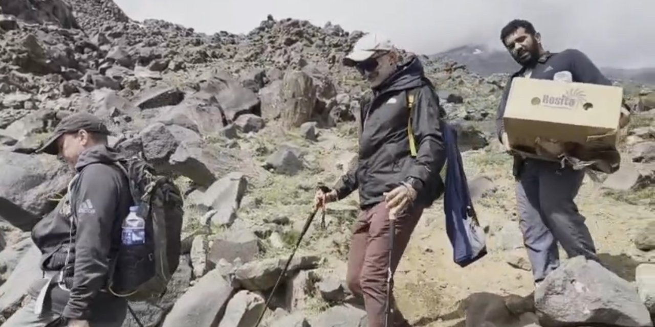 Yabancı turistler Ağrı Dağı’nda çevre temizliği yaptı