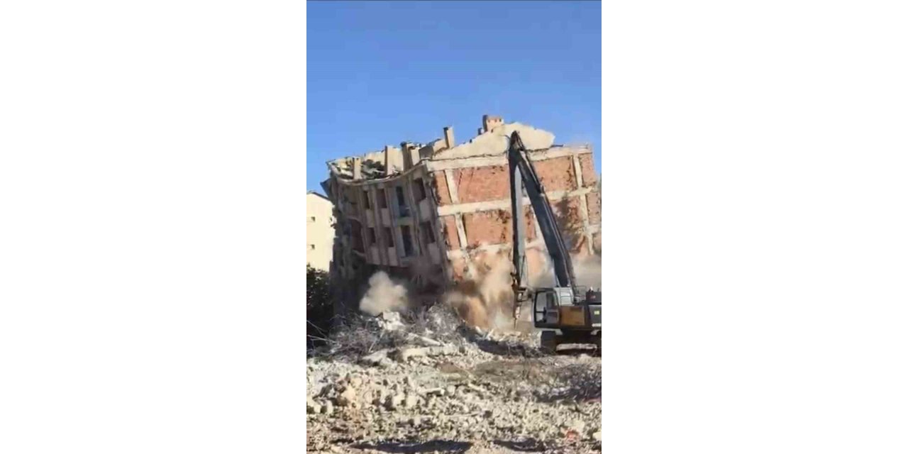 Elazığ’da ağır hasarlı binaların yıkımları sürüyor: Tek dokunuş ile yıkıldı