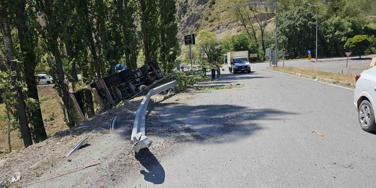 Freni boşalan kamyon uçuruma yuvarlandı: 1 ölü