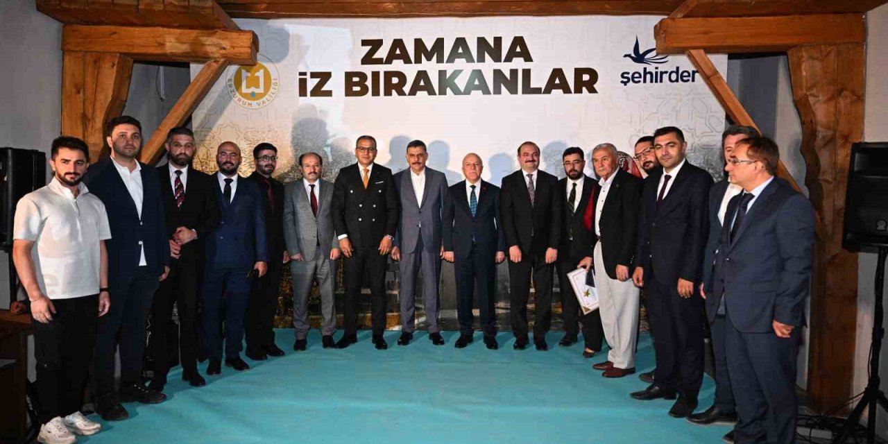 Zamana iz bırakanlara teşekkür ve plaket
