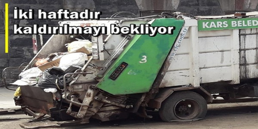 Çöp aracı bırakıldığı yerden kaldırılmayı bekliyor