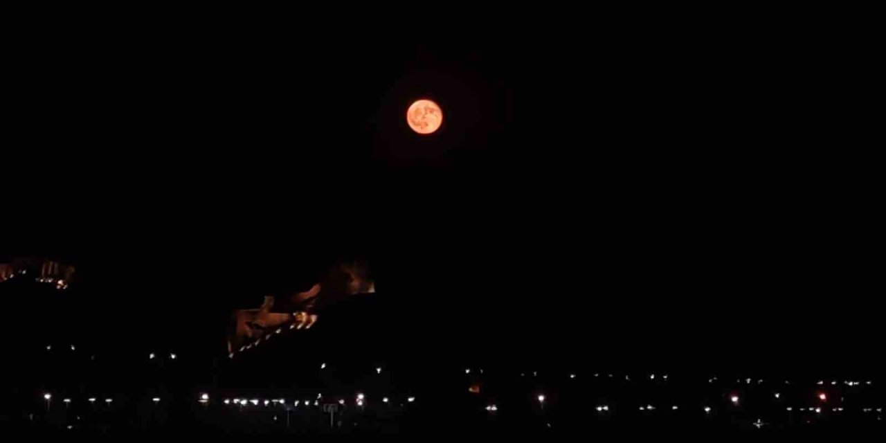 Van Kalesi dolunayda manzarası ile hayran bıraktı