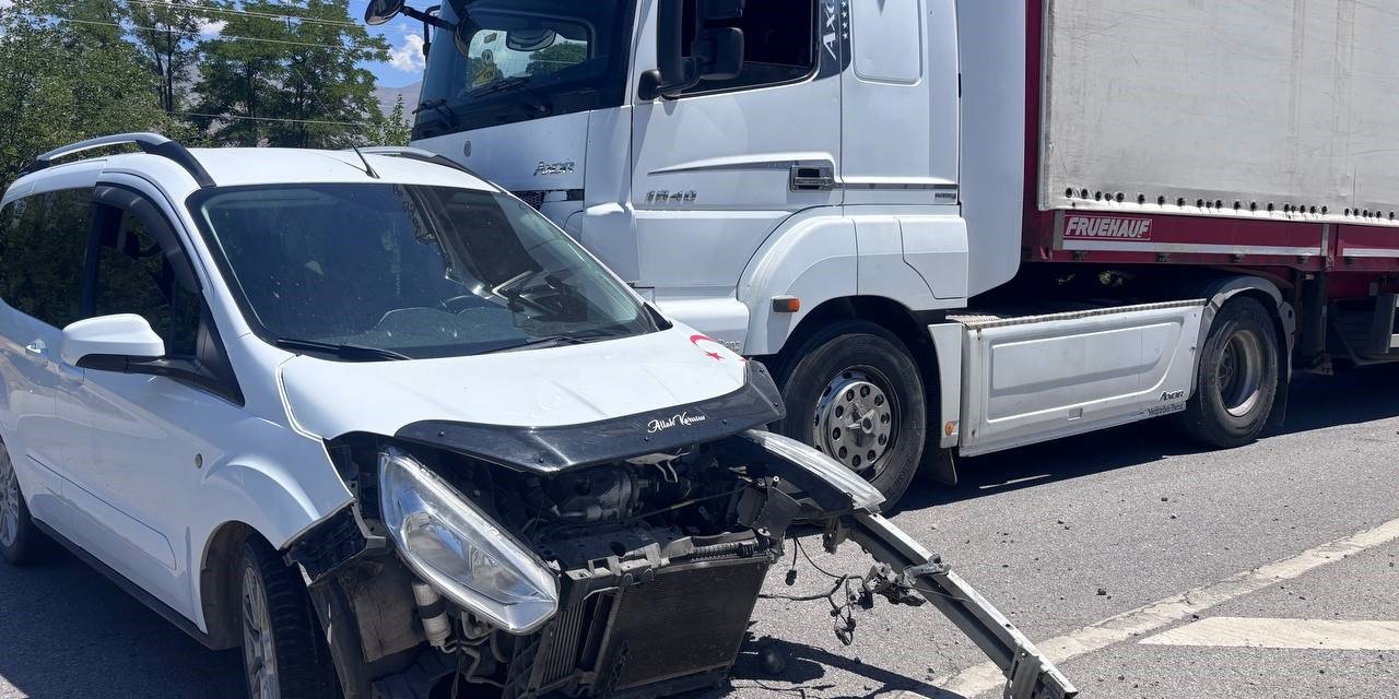 Otomobil ile tır çarpıştı: 2 yaralı