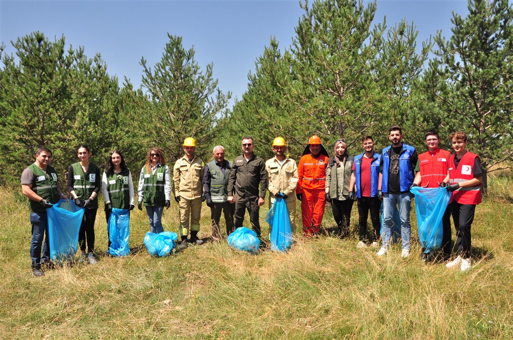 Kars'ta gönüllüler yangına önlem için ormanda çöp topladılar