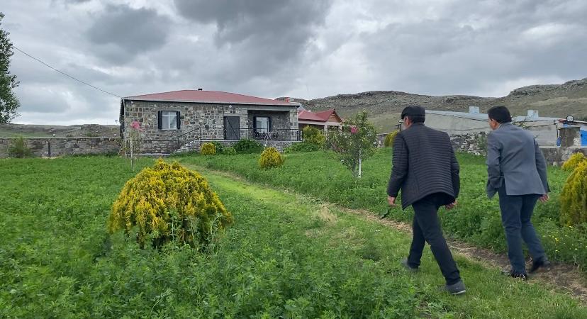 Köyüne villa tipi taş ev yaptırdı