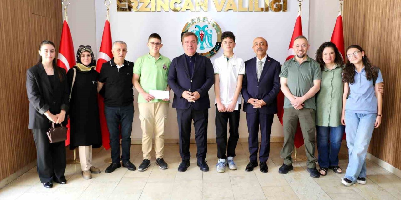 LGS’de 500 tam puan alan öğrenci ve aileleri Vali Aydoğdu’yu ziyaret etti