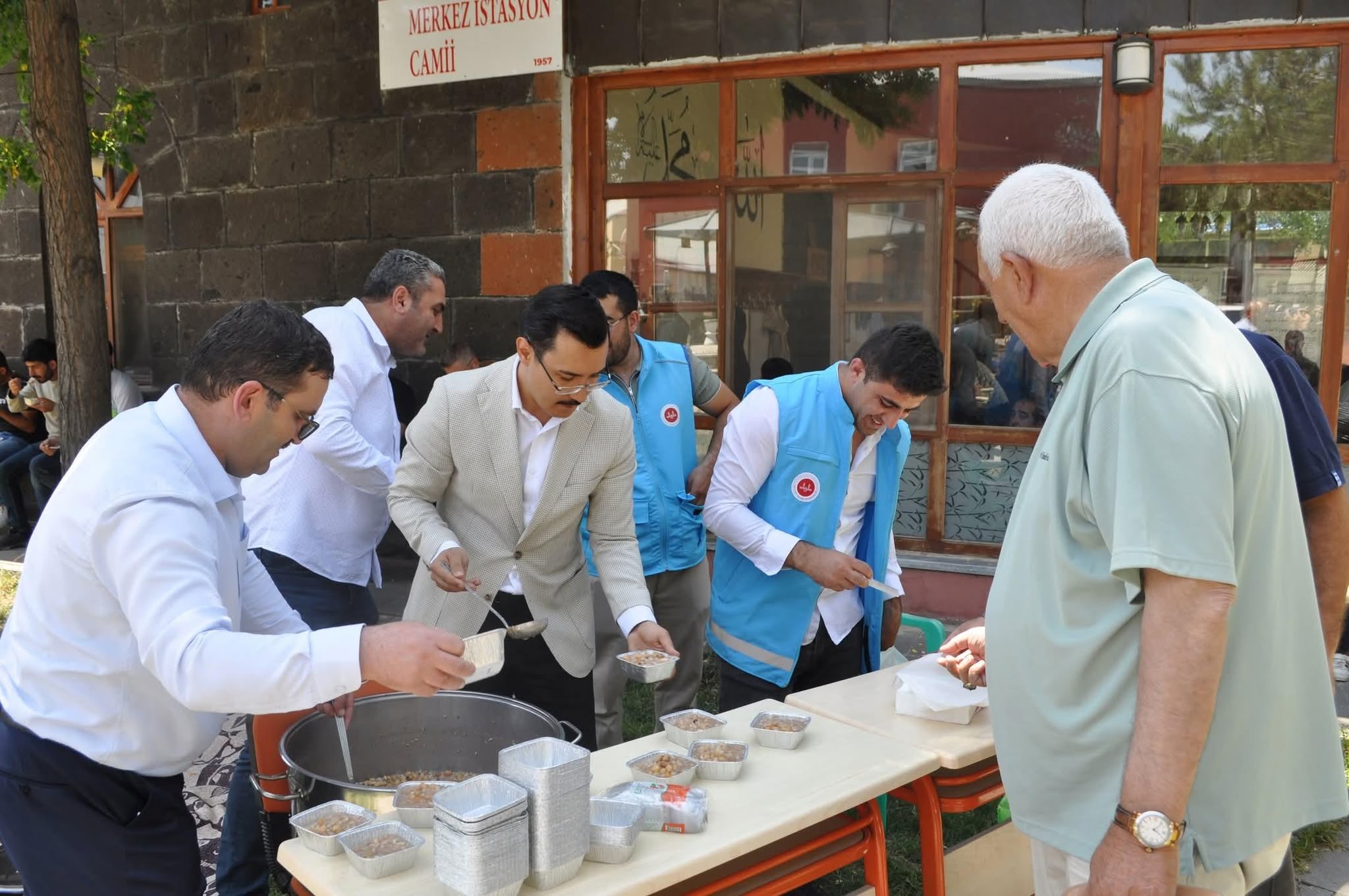 Akyaka'da aşure dağıtıldı