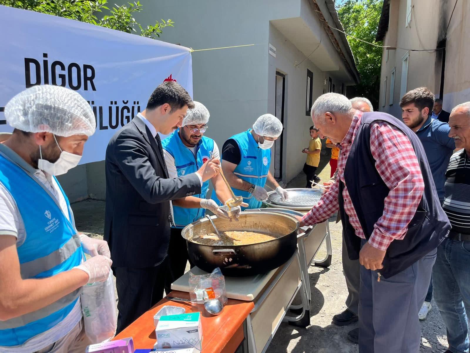 Digor'da aşure dağıtıldı