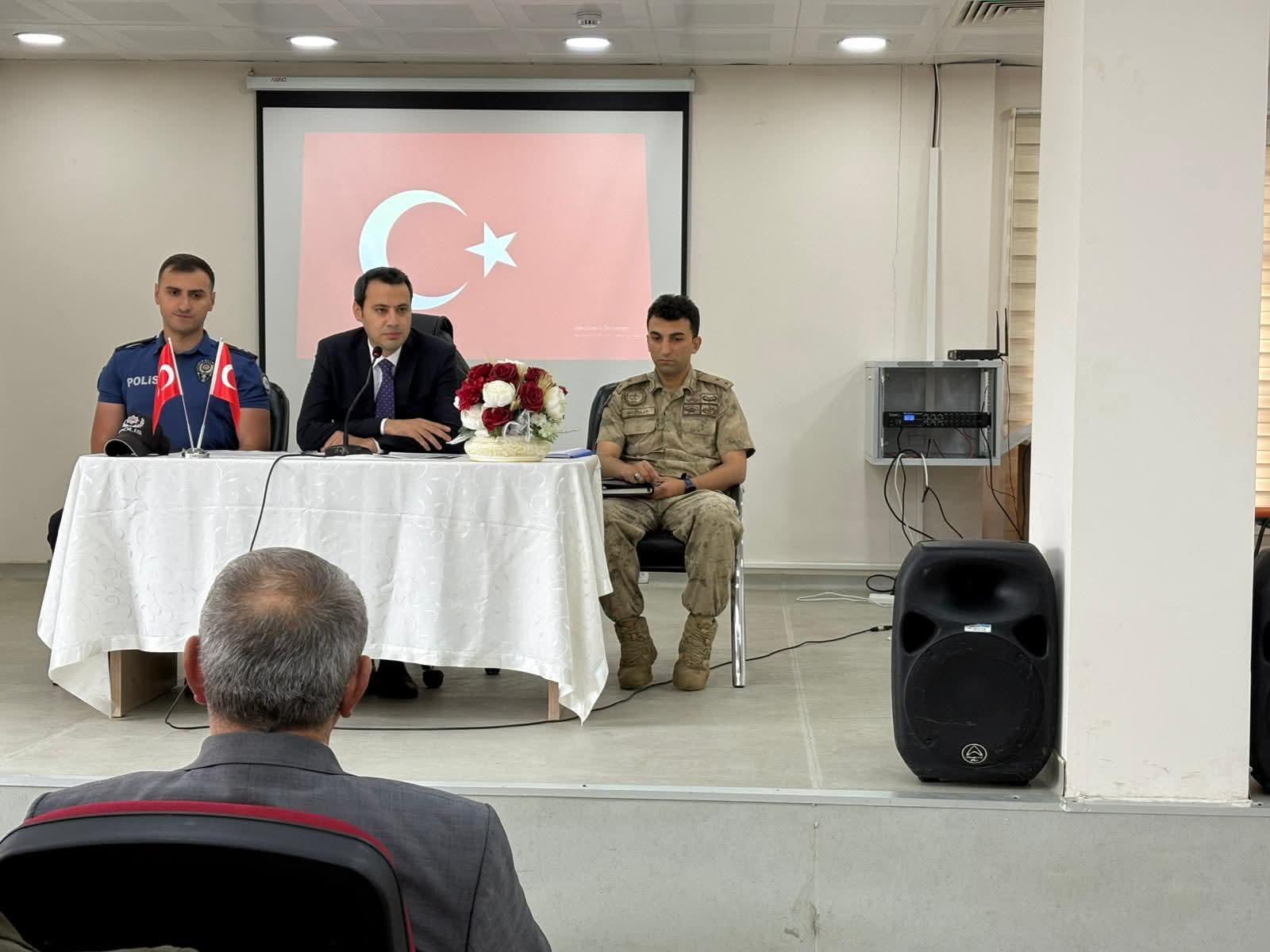 Kaymakam Semiz, muhtarlarla buluştu