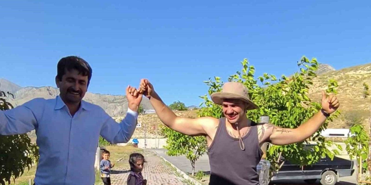 Dünyayı gezen Portekizli turist, Tortum Şelalesi’nde Erzurum havası oynadı