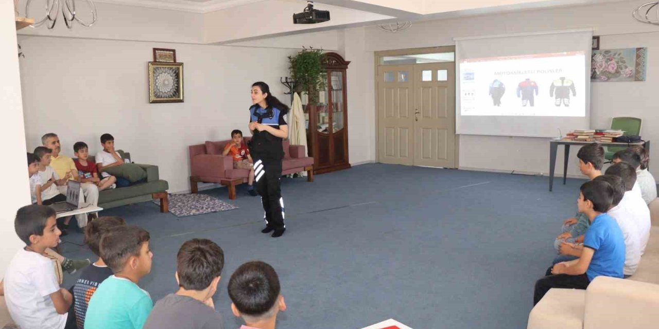 Polisten çocuklara bilinçli internet kullanımı bilgilendirmesi