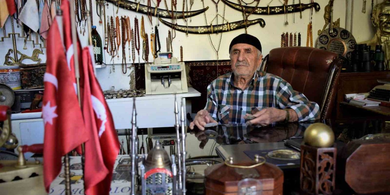 Tarihin içerisinden gelen ‘Eskici Yaşar’ın antikaları gibi hayatı da dikkat çekiyor