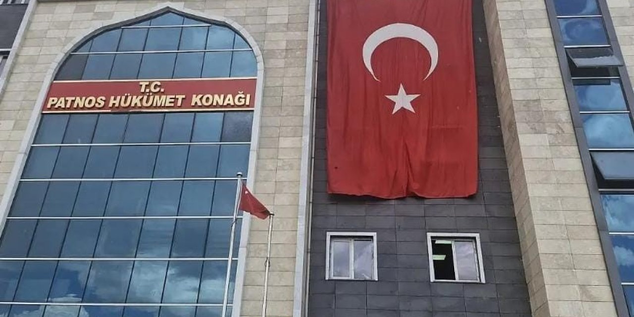 Patnos’ta sokaklar al bayrakla donatıldı