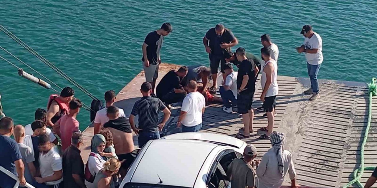 Feribottan atlayan şahsı vatandaşlar kurtardı