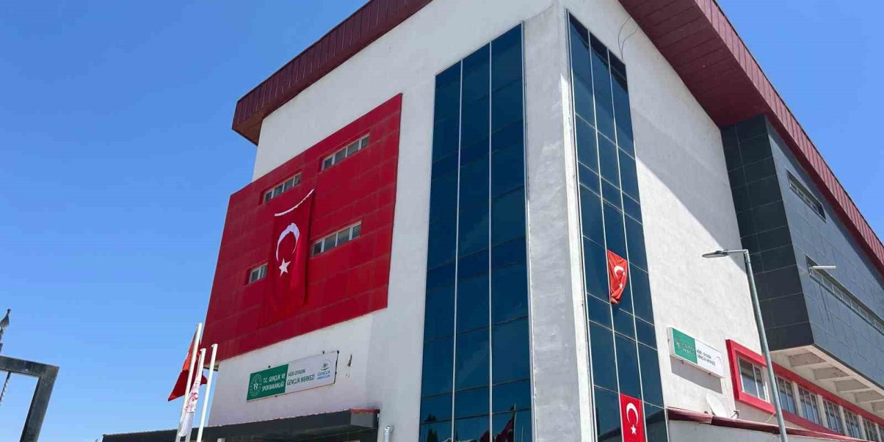 Diyadin’de sokaklar al bayrakla donatıldı