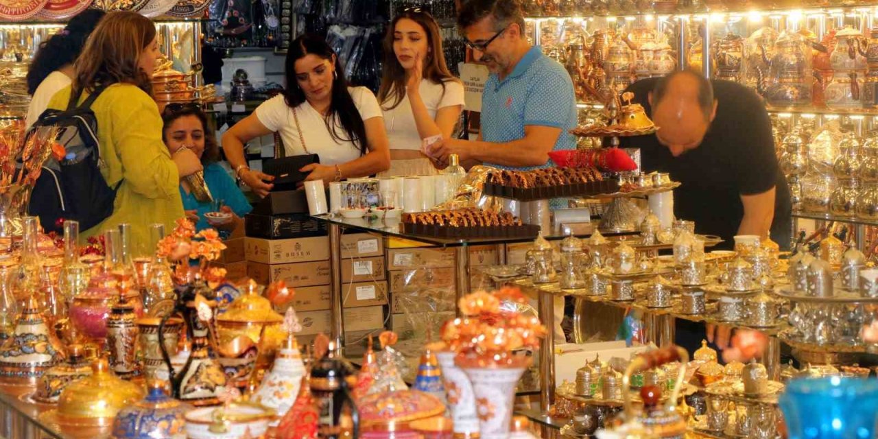 Erzincan Bakırcılar Çarşısı, bakır ustalarının çekiç sesleriyle anılırken, son dönemde sessizliğe büründü