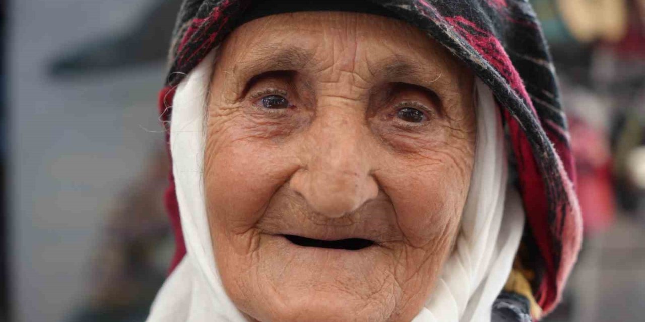Buğday Meydanının 98 yaşındaki ninesi çorap satarak aile bütçesine katkıda bulunuyor