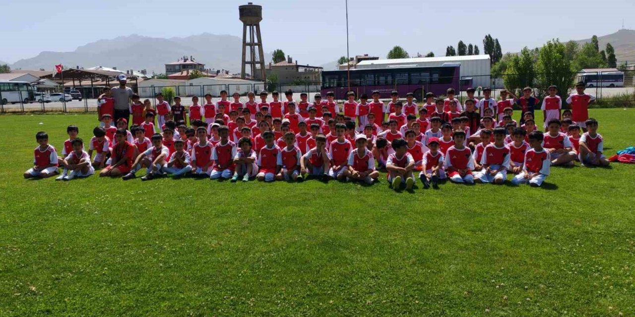 Futbol yaz spor okulu 400’ü aşkın öğrenciyle devam ediyor