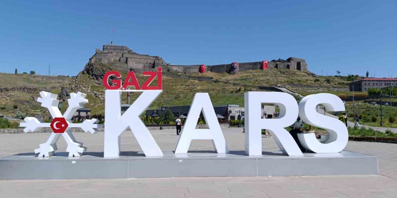 Cumhurbaşkanı Erdoğan’ın çağrısıyla Kars Kalesi bayraklarla donatıldı