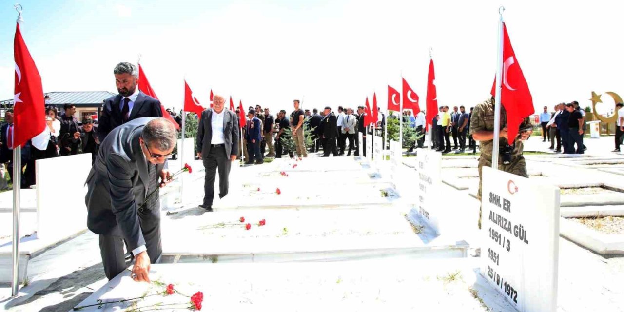 Ağrı’da yenilenen Merkez Şehitlik Anıtı törenle açıldı