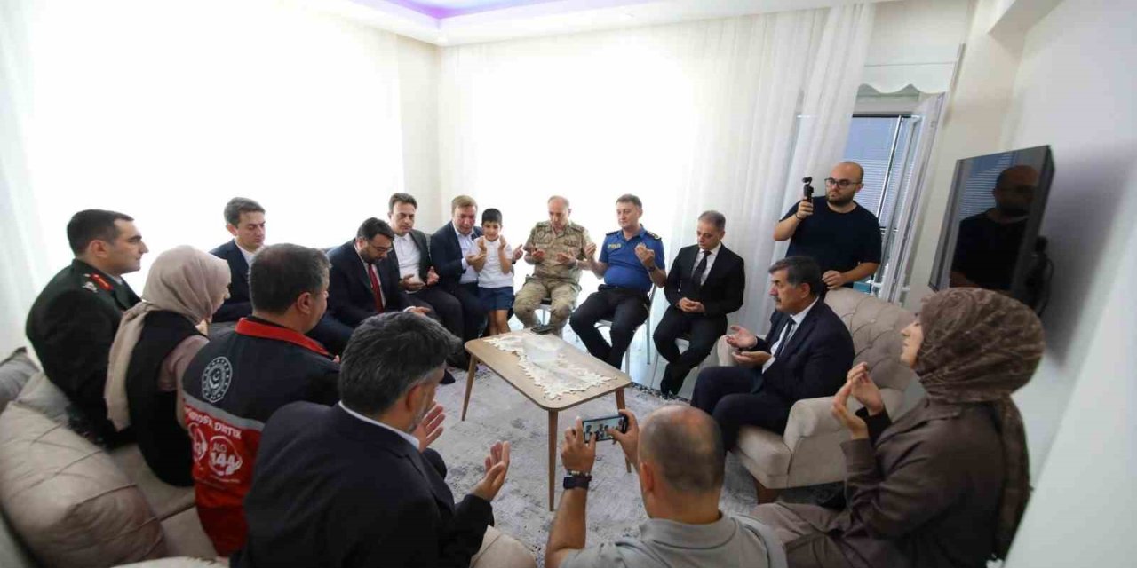 Vali Aydoğdu şehit ailesini ziyaret etti