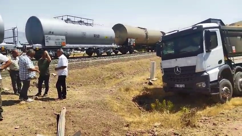 Elazığ’da tren kamyona çarptı: 1 yaralı