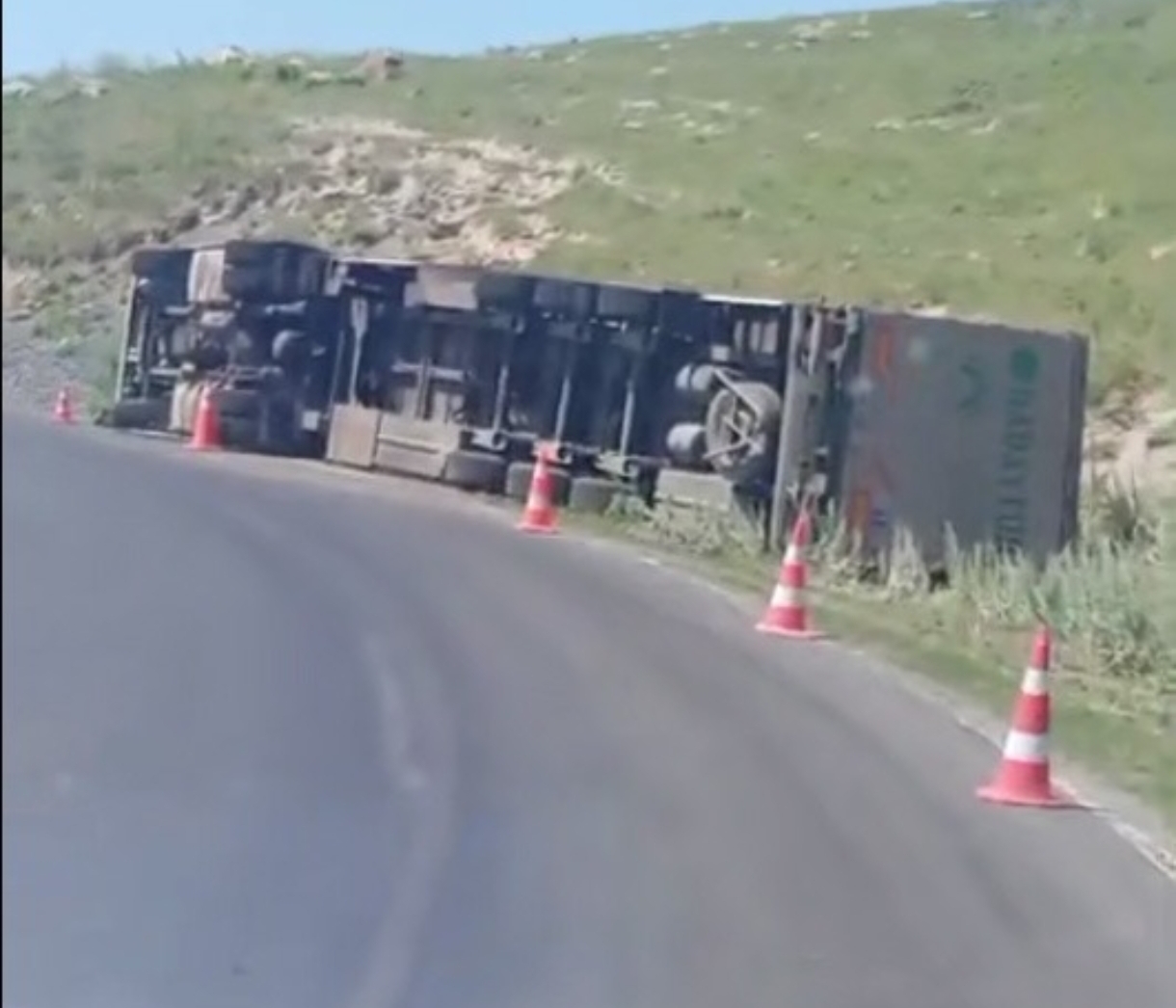 Kars’ta devrilen tırın sürücüsü yaralandı