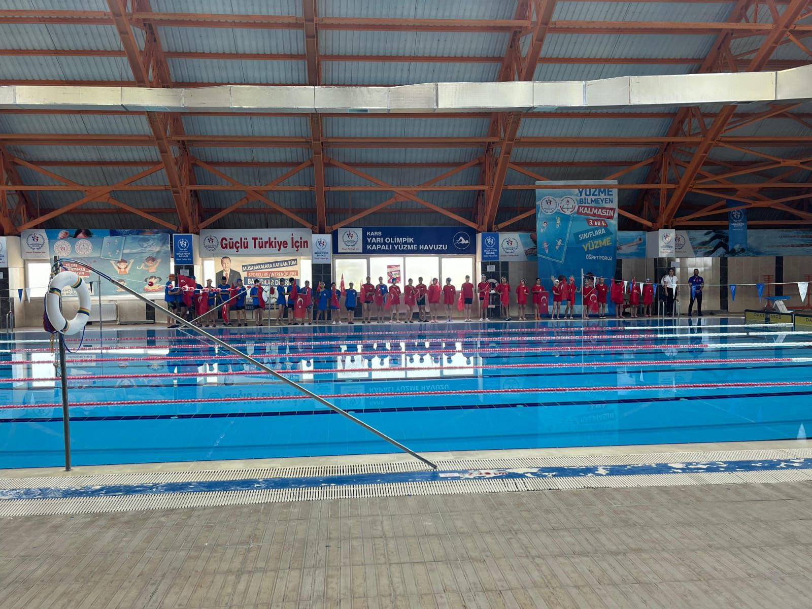 Kars’ta 15 Temmuz’a Yüzerek Vefa: Minik Sporculardan Anlamlı Yarış