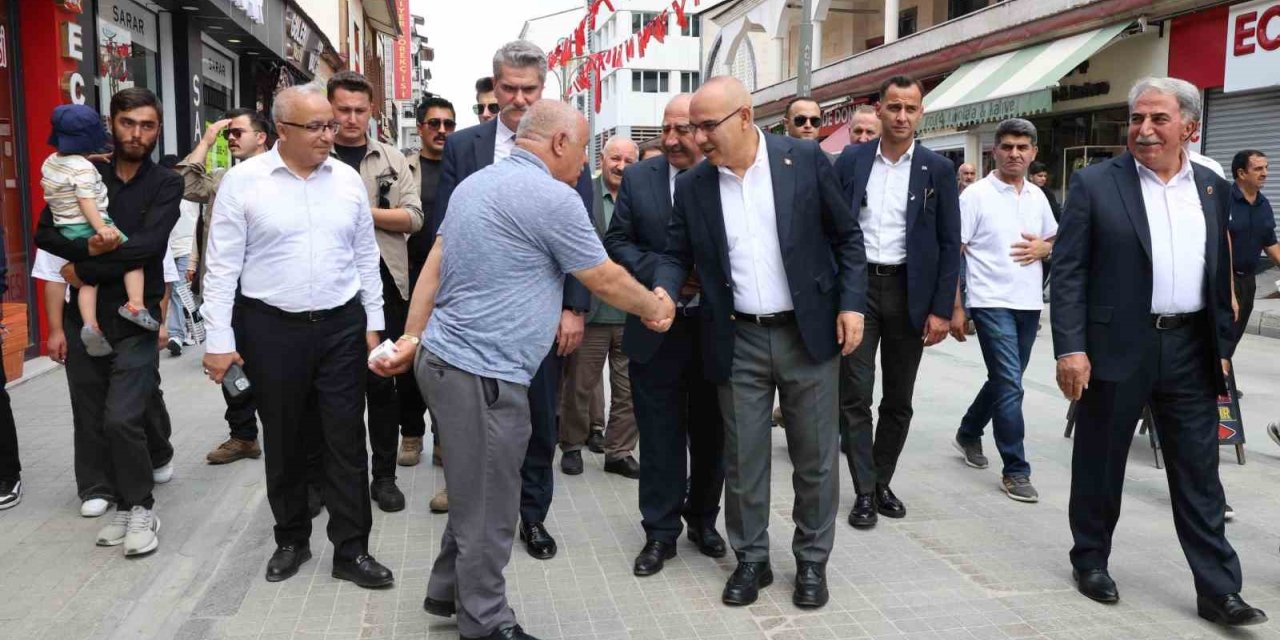 Ağrı Valisi Koç, Cumhuriyet Caddesi’nde esnaf ve vatandaşlarla 15 Temmuz’u andı