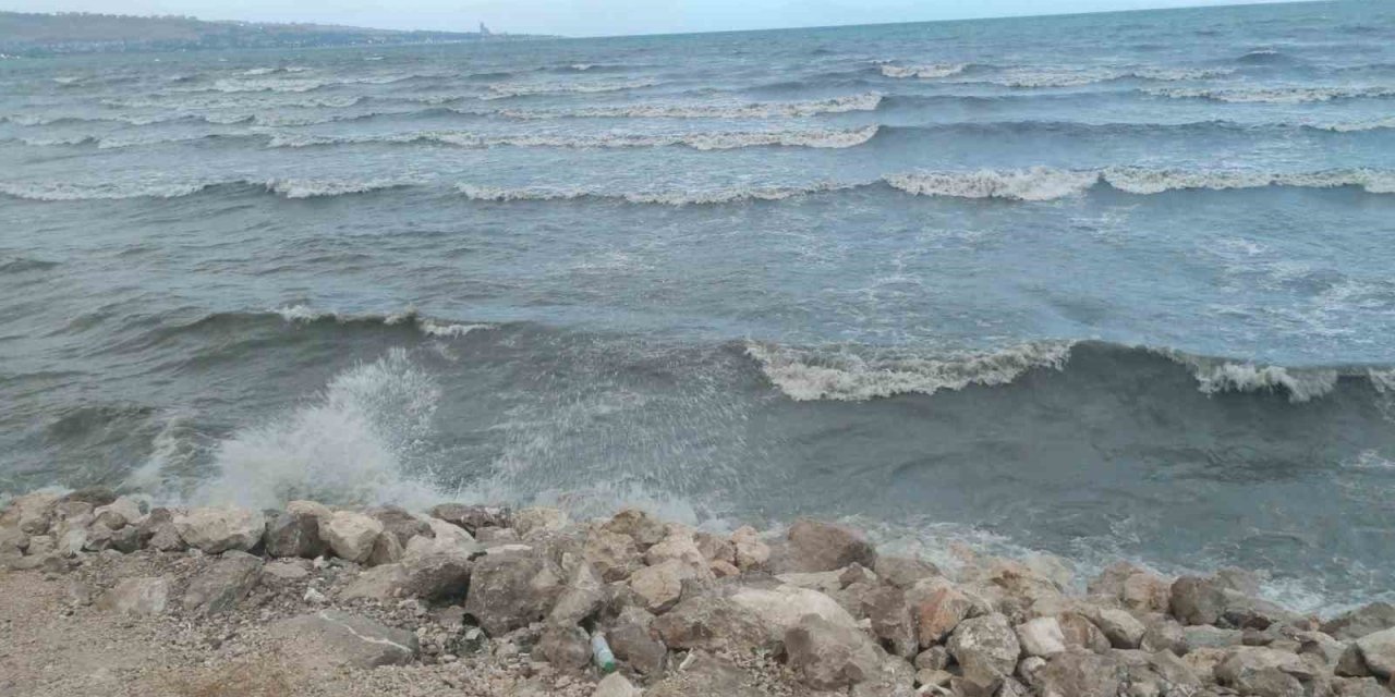 Van Gölü rüzgarla coştu: Dalgalar sahili dövdü