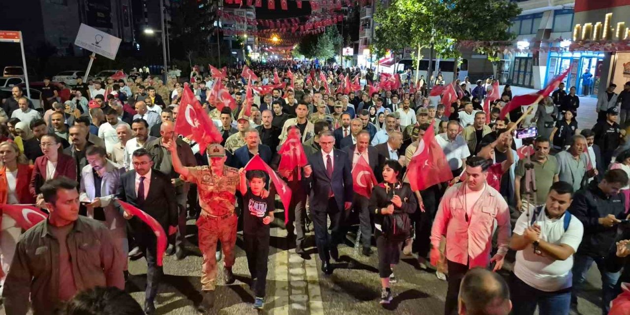 Van’da ’15 Temmuz’ yürüyüşü
