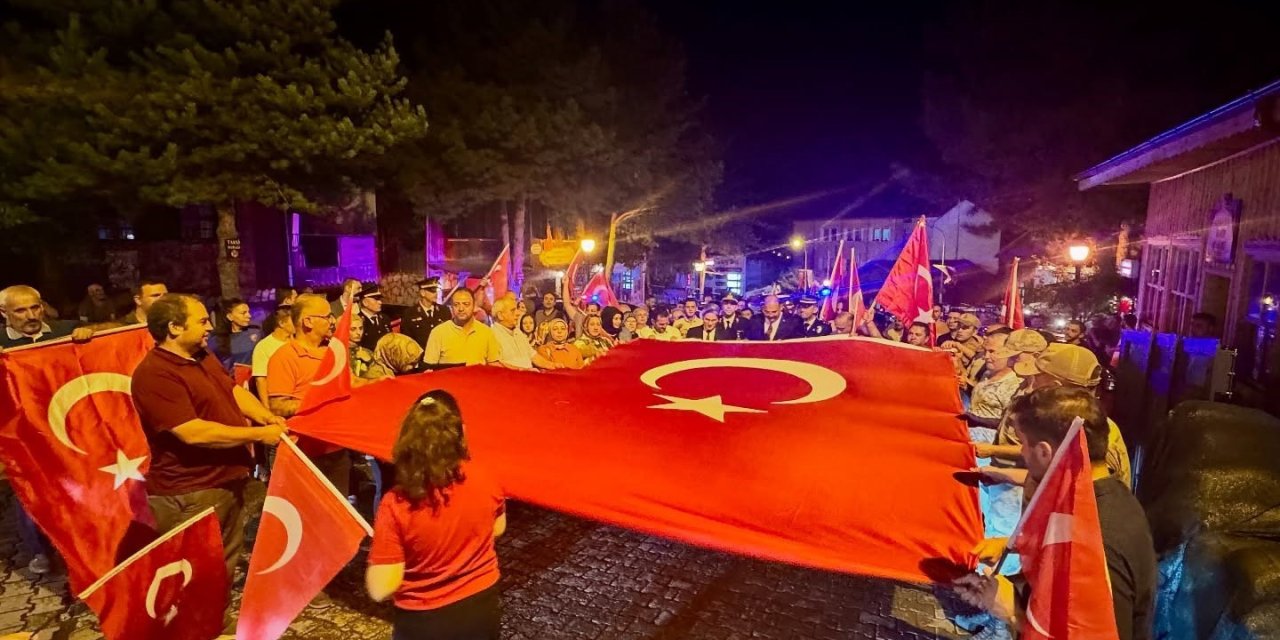 Kemaliyeliler Türk bayraklarıyla şehitleri andı