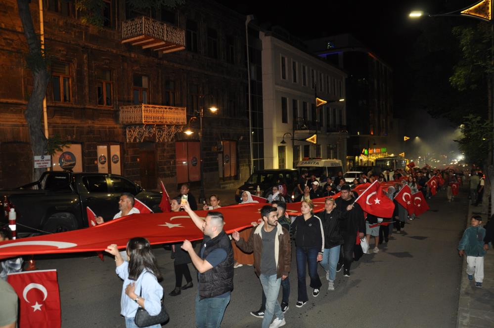 Karslılar 15 Temmuz’un 9’uncu yıl dönümünde meydanları doldurdu