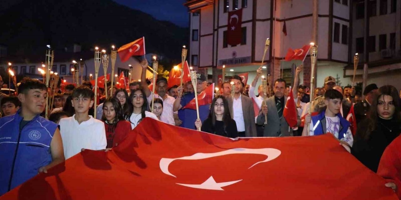 Oltu’da, Millî birlik ve beraberlik yürüyüşü düzenlendi