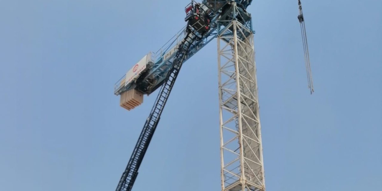 Kule vinçte fenalaşan operatörü itfaiye kurtardı