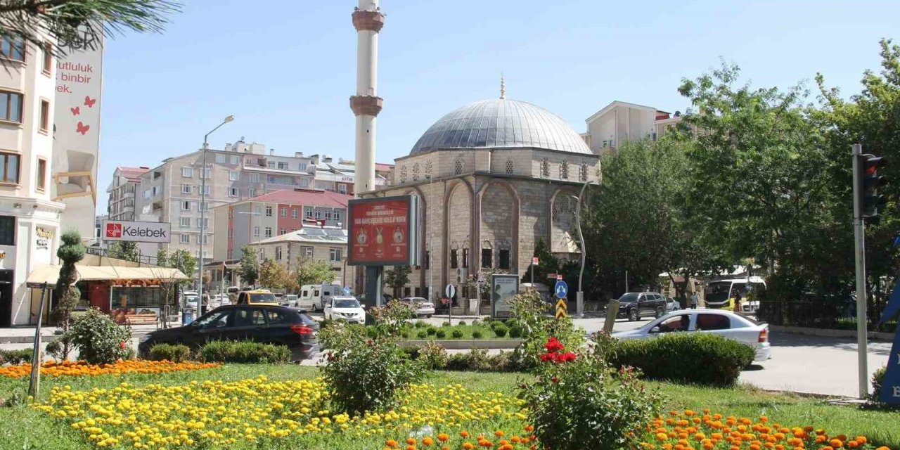 Van’daki cadde ve kavşaklar çiçek açtı