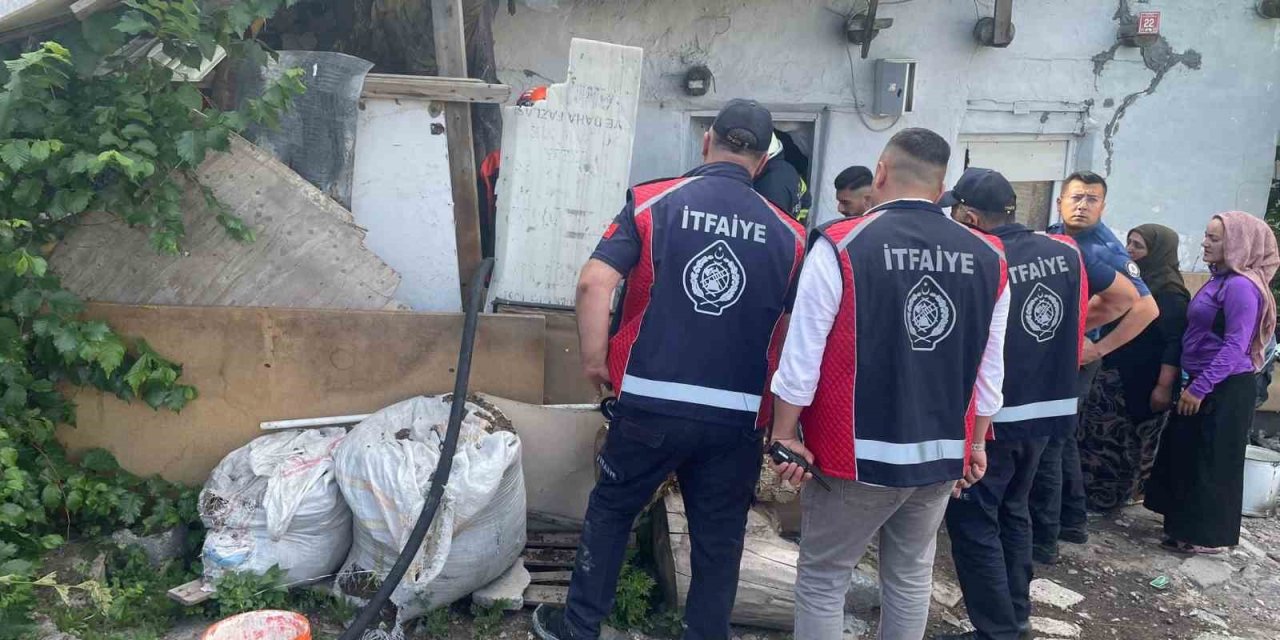 Kars’ta odunlukta çıkan yangın itfaiye ekiplerince söndürüldü