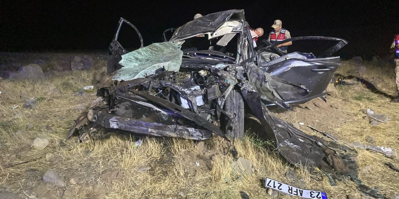 Elazığ’da otomobil şarampole devrildi: 2 ölü, 3 yaralı