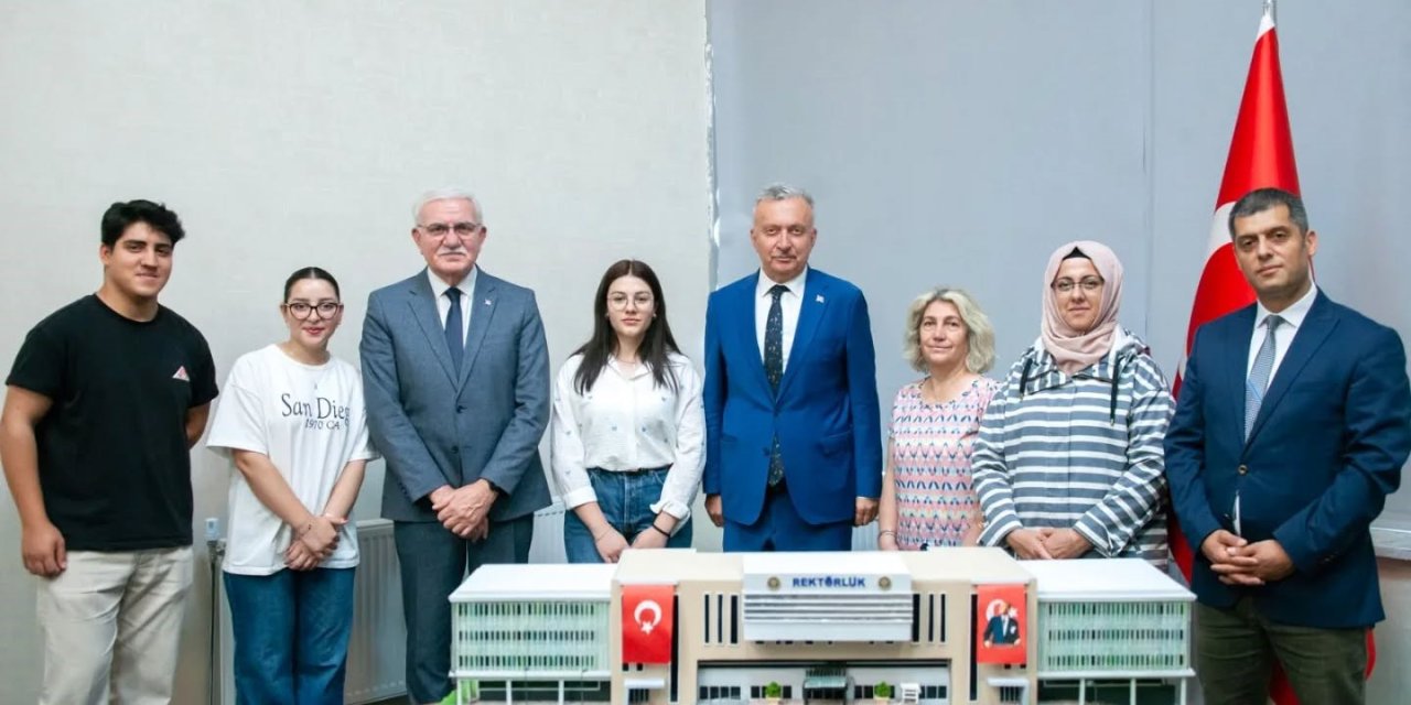 Üniversitenin maketini yaptılar