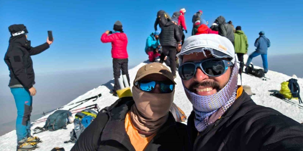 Dünyanın dört bir yanından gelen dağcılar, Ağrı Dağı zirvesine tırmandı