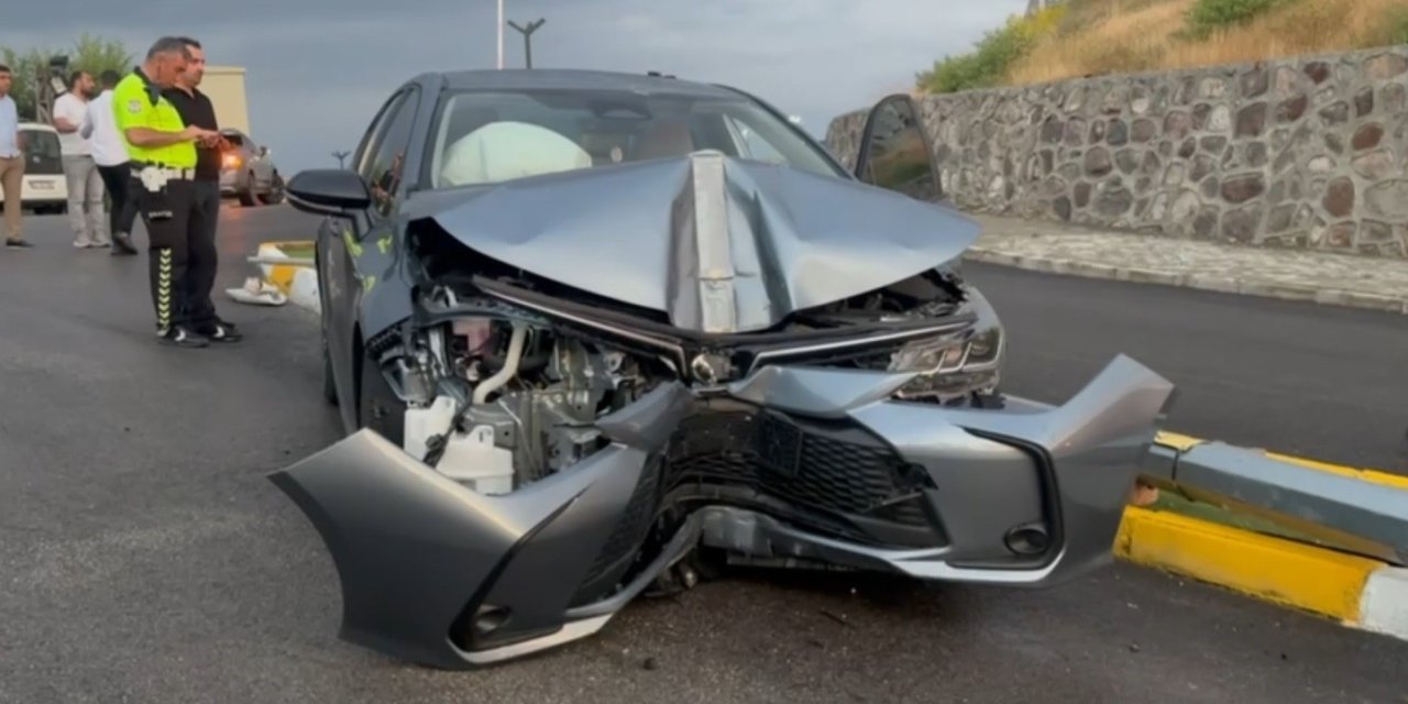 Kaygan yolda direğe çarptı: 1 yaralı