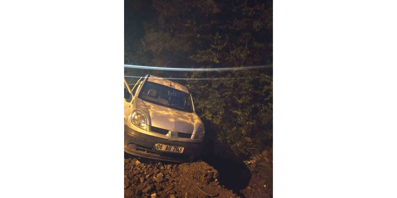 Bozuk yolu fark etmeyen sürücü şarampole düştü